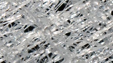 Wind weht durch die Netze und hilft bei der Verdunstung von Meerwasser 