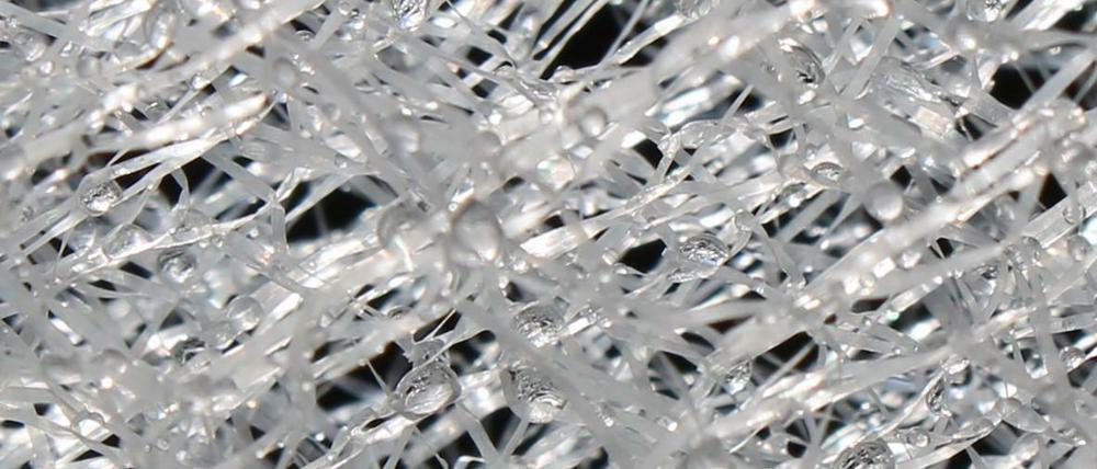 Wind weht durch die Netze und hilft bei der Verdunstung von Meerwasser