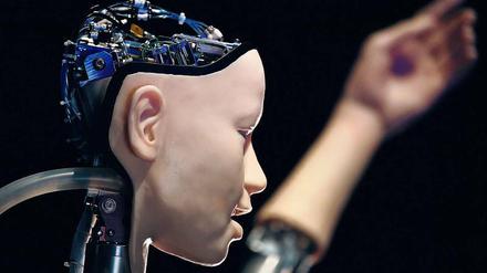 Maske und Maschine. Ein mehr oder weniges intelligentes Wesen aus der aktuellen Ausstellung „AI: More than Human" im Londoner Barbican.