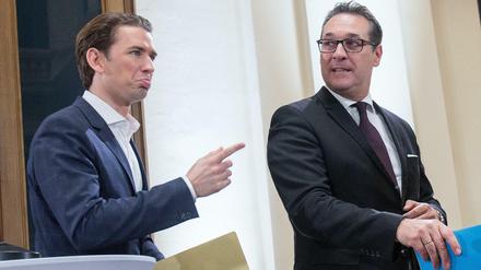 ÖVP-Chef Sebastian Kurz (l) und Ex-FPÖ-Chef Heinz-Christian Strache sprechen bei einer Pressekonferenz.
