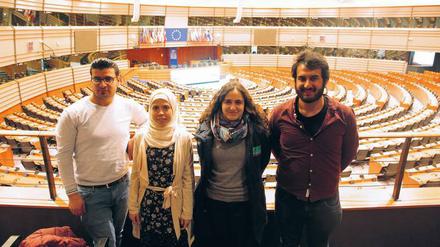 Im Parlament. Hareth Almukdad, Rama Aldarwish, Hend Taher und Isa Can Artar (v.l.) 