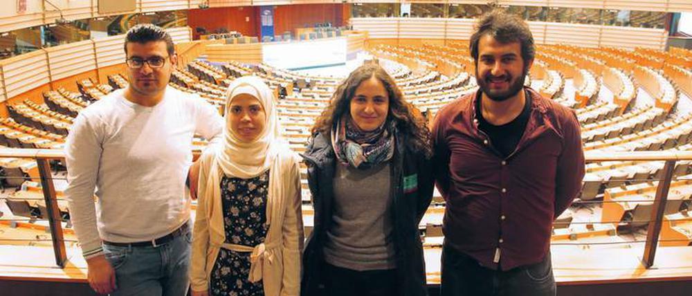 Im Parlament. Hareth Almukdad, Rama Aldarwish, Hend Taher und Isa Can Artar (v.l.) 
