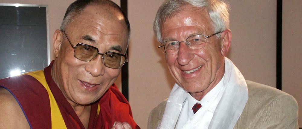 Der Dalai Lama mit dem Journalisten Franz Alt. Zusammen arbeiten sie an einem gemeinsamen Buch.