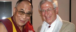 Der Dalai Lama mit dem Journalisten Franz Alt. Zusammen arbeiten sie an einem gemeinsamen Buch.