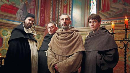 Spröde inszeniert. Damian Hardung (rechts) als Adson von Melk und John Turturro als William von Baskerville (Zweiter von rechts) ergehen sich in der Serienadaption von Umberto Ecos Roman in langatmigen Dialogen. 