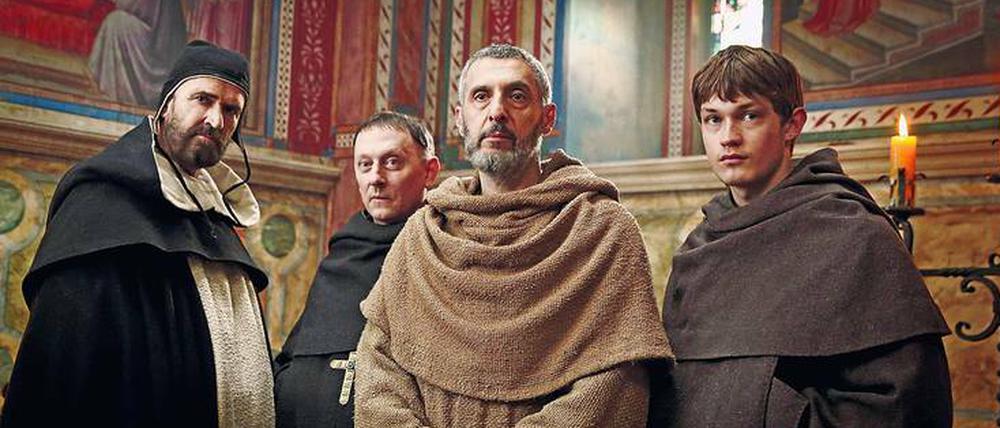 Spröde inszeniert. Damian Hardung (rechts) als Adson von Melk und John Turturro als William von Baskerville (Zweiter von rechts) ergehen sich in der Serienadaption von Umberto Ecos Roman in langatmigen Dialogen. 
