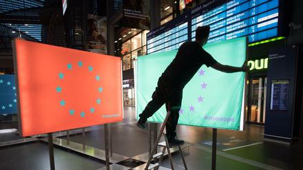 Kampagne zur Europawahl im Berliner Hauptbahnhof