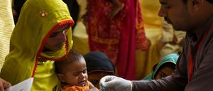 Einem Kind in Pakistan wird Blut für einen HIV-Test entnommen.