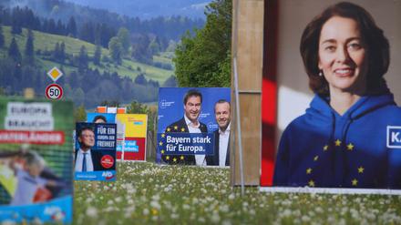 In Bayern stehen die Wahlplakate in landschaftlicher Idylle.