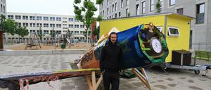 Der Künstler Manaf Halbouni vor seiner Arbeit "The Flying Dreams" in der Flüchtingsunterkunft in Berlin-Marzahn.