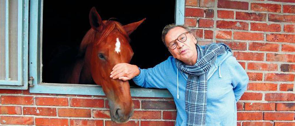 Der Pferdeflüsterer. Helmut Berger erholt sich beim Landleben in Niedersachsen. Gleich geht es an den reich gedeckten Kaffeetisch.