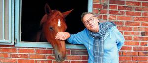 Der Pferdeflüsterer. Helmut Berger erholt sich beim Landleben in Niedersachsen. Gleich geht es an den reich gedeckten Kaffeetisch. 