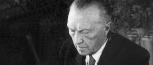 Der Präsident des Parlamentarischen Rates, Konrad Adenauer, bei der Unterzeichnung des Grundgesetzes (Archivfoto vom 23. Mai 1949). Adenauer wurde 49 der erste Bundeskanzler.