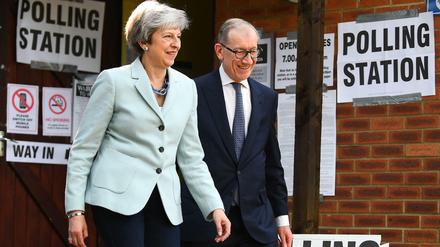 Theresa May und ihr Mann Philip verlassen nach der Wahl ein Wahllokal in London.