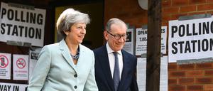 Theresa May und ihr Mann Philip verlassen nach der Wahl ein Wahllokal in London.
