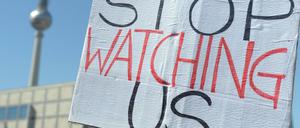 Mit Plakaten und Transparenten wird am 07.09.2013 am Alexanderplatz in Berlin im Rahmen der Veranstaltung "Freiheit statt Angst" für Bürgerrechte und Datenschutz demonstriert.