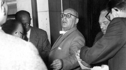 Einer der Rechtsanwälte der KPD, der Ostberliner Friedrich Kaul (M), nach der Urteilsverkündung.