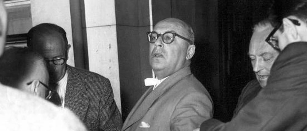 Einer der Rechtsanwälte der KPD, der Ostberliner Friedrich Kaul (M), nach der Urteilsverkündung.