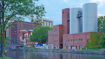 Die Spree am Heizkraftwerk Charlottenburg. Hinter den Gebäuden rechts soll das neue Quartier entstehen. 