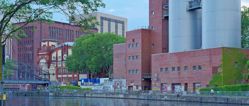 Die Spree am Heizkraftwerk Charlottenburg. Hinter den Gebäuden rechts soll das neue Quartier entstehen.