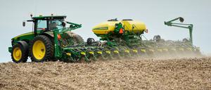 Ein US-Landwirt pflanzt Sojabohnen auf einem Feld.