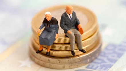 Mit der richtigen Altersvorsorge kann man im Alter auf einem Berg von Geld sitzen.