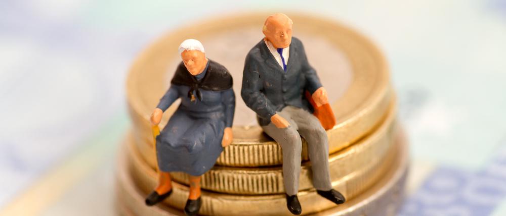 Mit der richtigen Altersvorsorge kann man im Alter auf einem Berg von Geld sitzen.