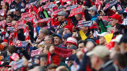 Fans von RB Leipzig beim Bundesliga-Duell mit den Bayern