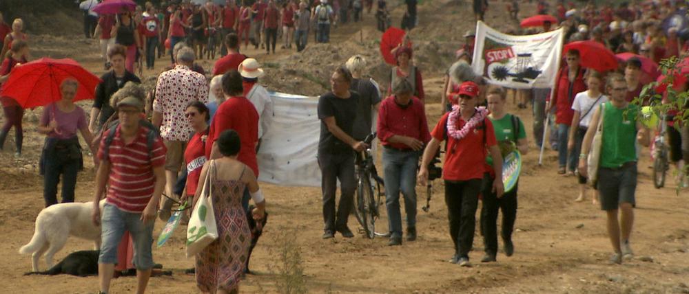 Demonstrieren gegen Braunkohle. Über 3000 Menschen laufen entlang der alten A4, festgehalten in der Doku "Die rote Linie".