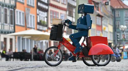 Der sprechende Roboter "Hugo" wirbt in Erfurt für ein Digitalfestival in der thüringischen Landeshauptstadt.