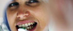 Gutes Zähneputzen schützt vor Karies. Elektrische Zahnbürsten sind einer Studie zufolge wohl etwas besser, wenn es um das Verhindern von Zahnfleischentzündungen geht.