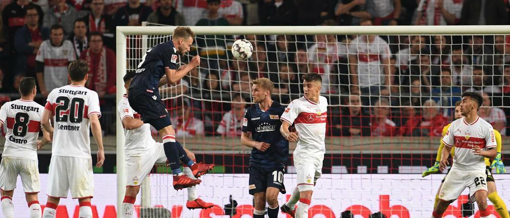 Lehrbuchmäßiger Kopfball. Marvin Friedrich erzielte das 2:2 gegen den VfB Stuttgart.