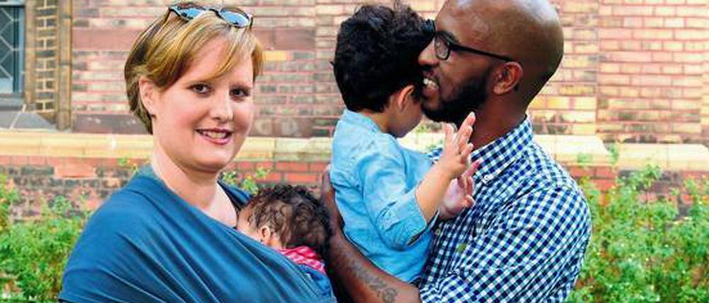 Gemeinsam glücklich. Eva und Randall haben sich in Südafrika kennengelernt und leben mit ihren beiden Kindern in Berlin-Mitte. 