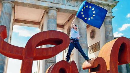 Die Künstlerin Mia Florentine Weiss auf ihrer Skulptur „Love Hate“ in Berlin. 
