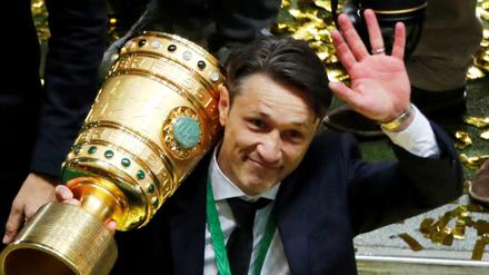 Seiner: Niko Kovac schultert den Pokal – den er im Vorjahr auch schon mit Eintracht Frankfurt gewonnen hatte.
