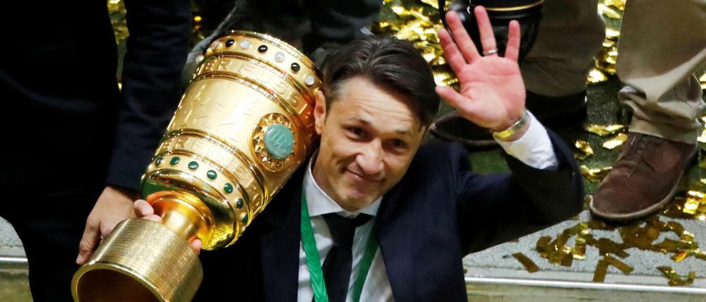 Seiner: Niko Kovac schultert den Pokal – den er im Vorjahr auch schon mit Eintracht Frankfurt gewonnen hatte.
