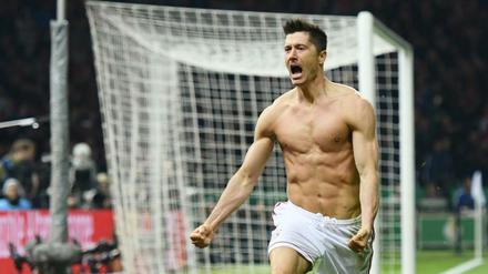 Das war's: Robert Lewandowski nach dem 3:0 für Bayern, seinem zweiten Treffer in diesem Pokalfinale.