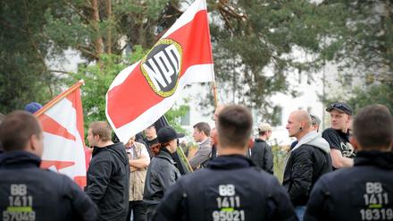 Mitglieder der NPD an der brandenburgischen Aufnahmeeinrichtung für Asylbewerber in Eisenhüttenstadt (Brandenburg).