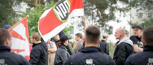 Mitglieder der NPD an der brandenburgischen Aufnahmeeinrichtung für Asylbewerber in Eisenhüttenstadt (Brandenburg).