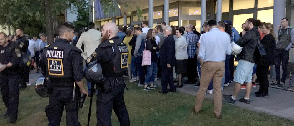 Rumänische Staatsangehörige stehen vor dem rumänischen Konsulat in München, um ihre Stimme für die Europawahl abzugeben.