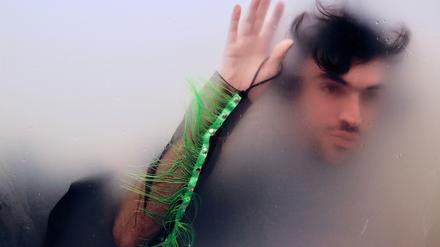 In "Maintaining Stranger" treffen die Charaktere ohne Skript aufeinander und diskutieren über Fremdheit und Intimität. 