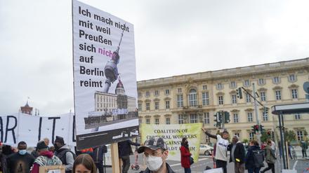 Zur Eröffnung des Humboldt Forums protestieren Berliner gegen die Rekonstruktion des Stadtschlosses.