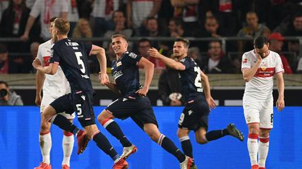 Des einen Freud...Unions Marvin Friedrich feiert mit seinen Kollegen das zweite Tor im Hinspiel gegen Stuttgart. Das Spiel endete 2:2.