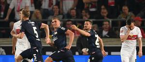 Des einen Freud...Unions Marvin Friedrich feiert mit seinen Kollegen das zweite Tor im Hinspiel gegen Stuttgart. Das Spiel endete 2:2.