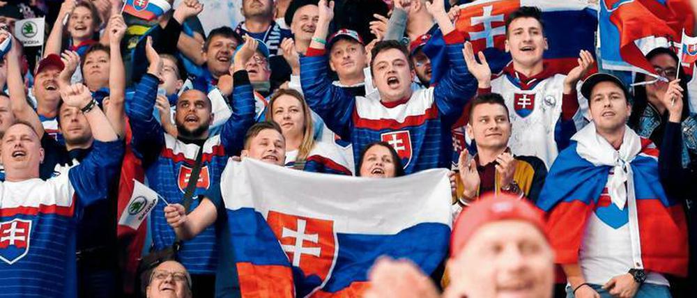 Da waren sie noch guter Dinge. Die Slowaken starteten stark ins Turnier, schlugen die USA gleich zum Auftakt 4:1. Doch sowohl gegen Kanada (5:6) als auch im Duell mit Deutschland (2:3) gaben sie mögliche Siege spät aus der Hand.
