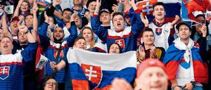 Da waren sie noch guter Dinge. Die Slowaken starteten stark ins Turnier, schlugen die USA gleich zum Auftakt 4:1. Doch sowohl gegen Kanada (5:6) als auch im Duell mit Deutschland (2:3) gaben sie mögliche Siege spät aus der Hand. 
