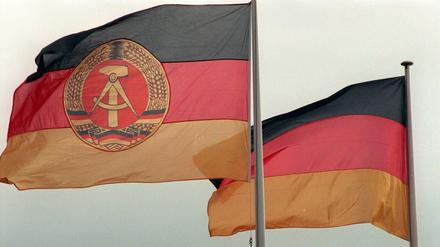 Die Fahne der Bundesrepublik Deutschland und der Deutschen Demokratischen Republik wehen nebeneinander.