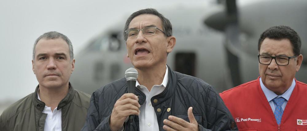 Perus Präsident Martín Vizcarra vor dem Abflug ins Erdbebengebiet