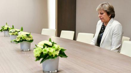 Premierministerin Theresa May wartet im Oktober 2017 in Brüssel auf die Ankunft von EU-Ratspräsident Donald Tusk.