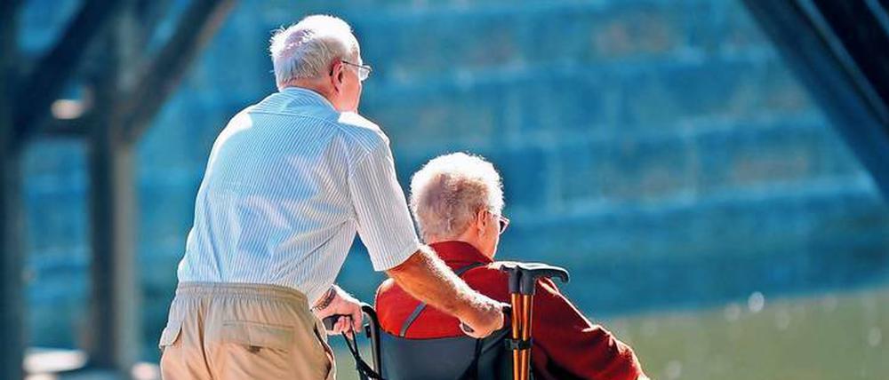 Die Leiden des Alters lindern. Im Konzept der „Krankheitslast“ werden unter anderem die „Years Lived with Disability“ (YLDs) untersucht, also die durch Krankheit(en) getrübten Lebensjahre, die Menschen mit Einschränkungen zubringen.